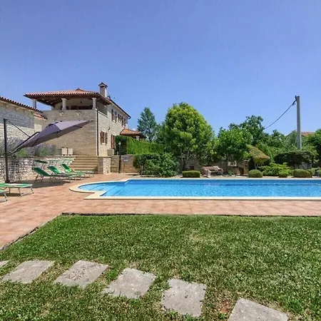 Catarina With Large Pool Near Poreč