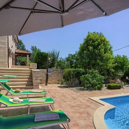 Catarina With Large Pool Near