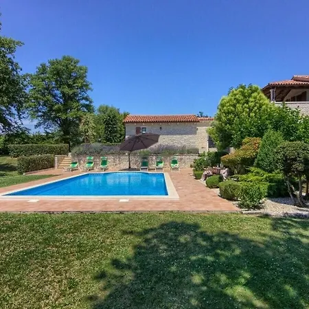 Catarina With Large Pool Near Villa Poreč
